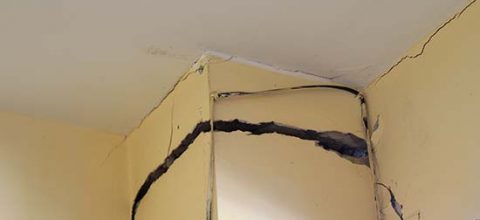 Old building cracked concrete pole,Cracked concrete house pole